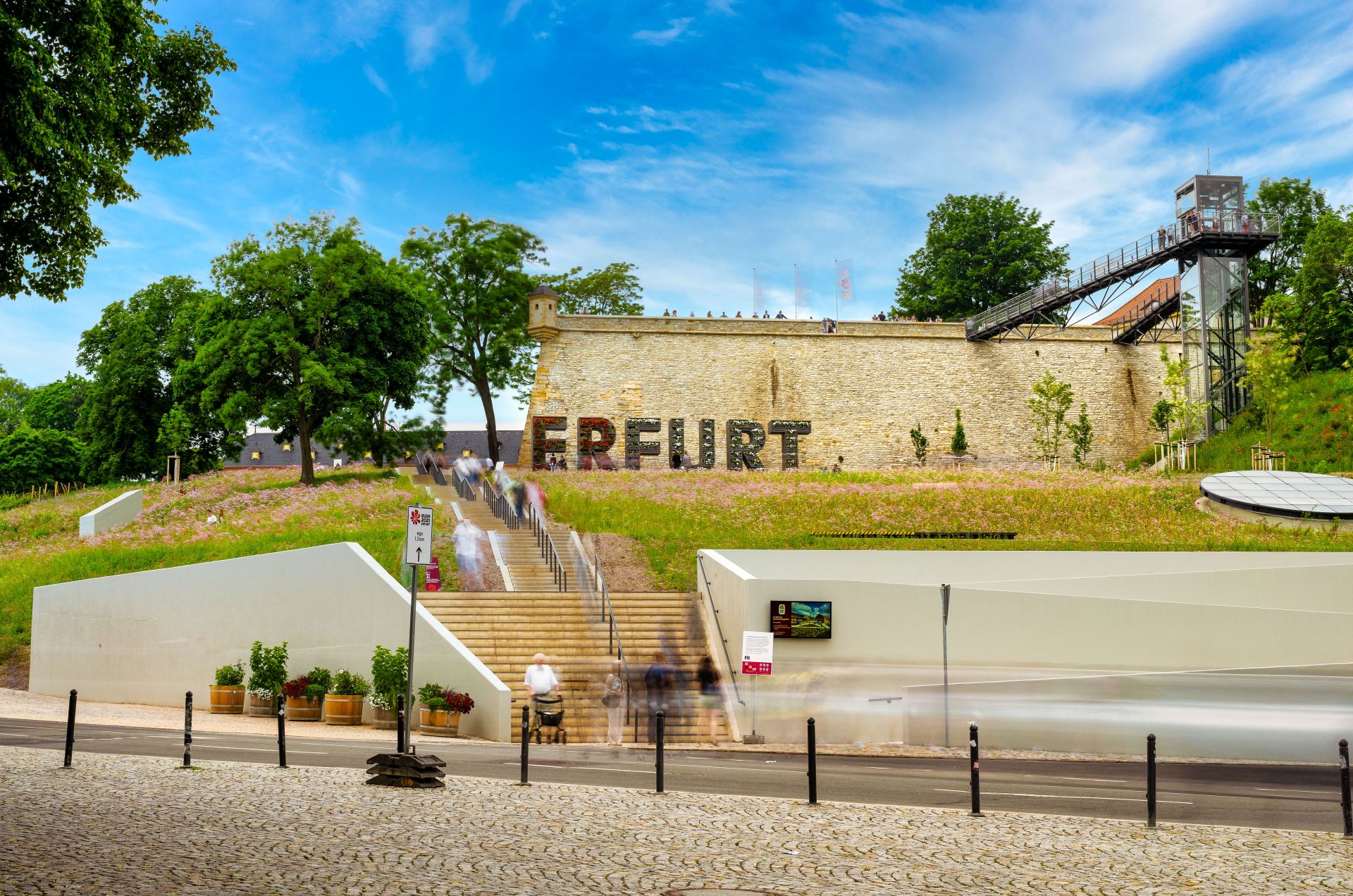 STRATEGPRO in Erfurt: dargestellt durch den Erfurt-Schriftzug auf dem Erfurter Peterberg – ca. einen Kilometer entfernt von STRATEGPRO Erfurt.